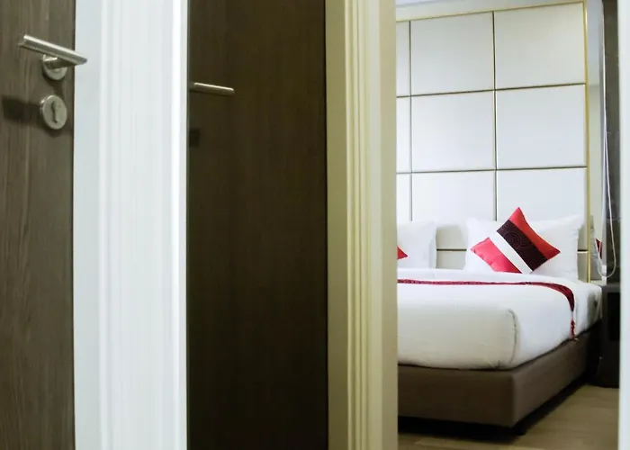 Hope Land Sukhumvit 8 Hotel 4*